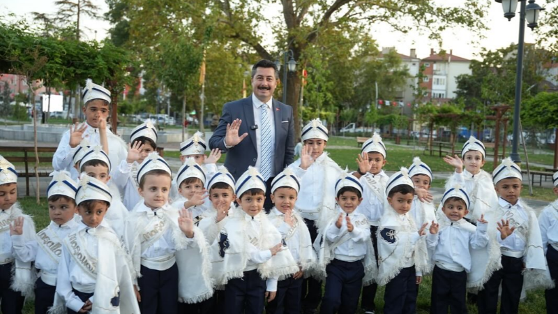 Başkan Ercan Özel'den 27 çocuğa anlamlı hediye