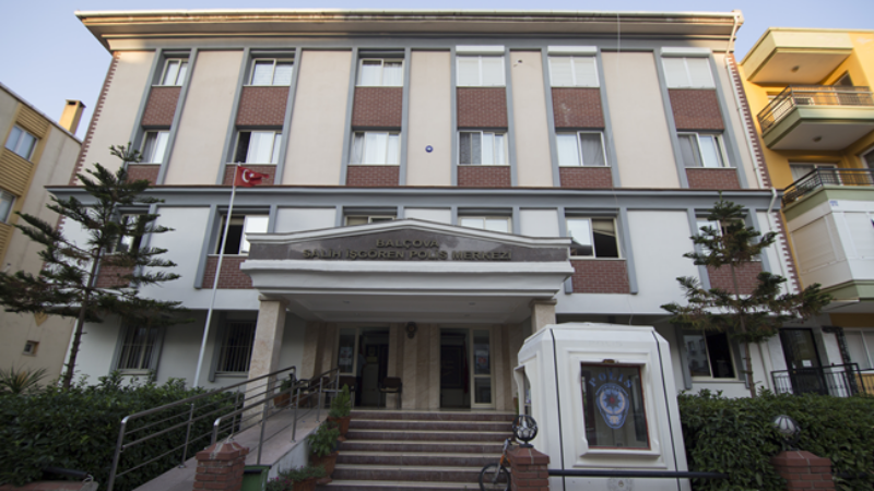 İzmir Balçova’da polis merkezine silahlı saldırı