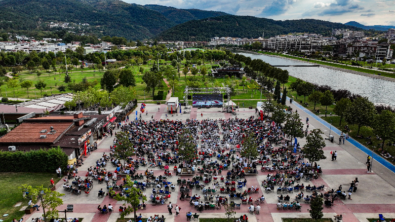 Bursa tek yürek: Üç maç, tek ekran