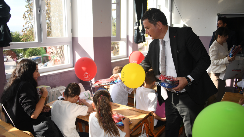 Başkan Aydın'dan öğretmen ve öğrencilere destek ziyareti