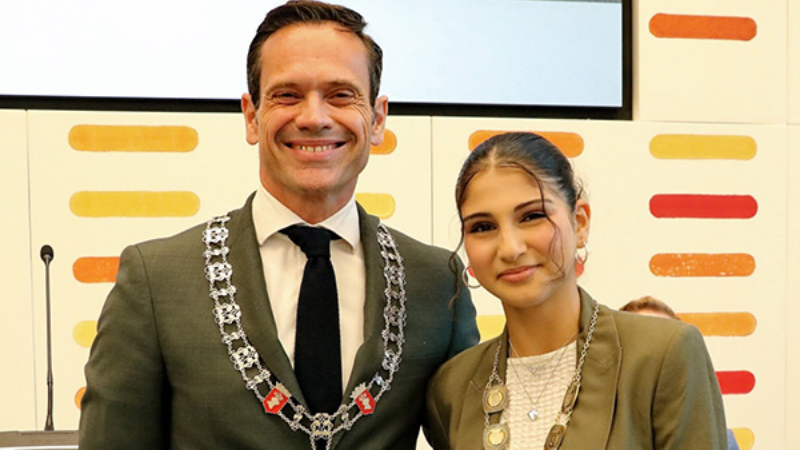 Türk Kızı Sude Çavdar, Helmond’un genç belediye başkanı seçildi