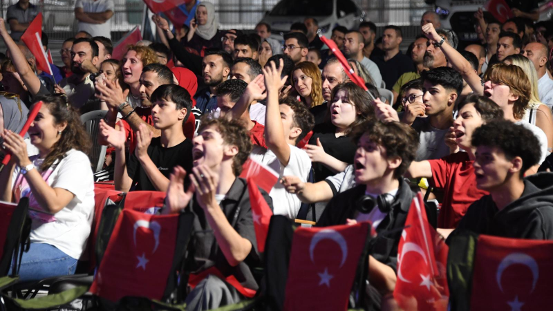 A Milli Basketbol Takımı'nın final heyecanı Osmangazi Meydanı'nda yaşandı