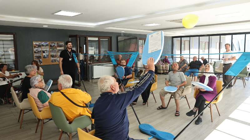 Hareketliliğin yaşı yok: Nilüfer'de huzurevi sakinleri balon voleybolu ile eğlendi