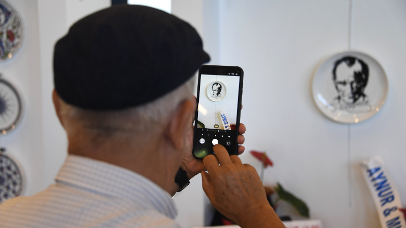 Emeklilikten sanata uzanan yolculuk: Mehmet Tarakçıoğlu'nun gözünden çini sergisi