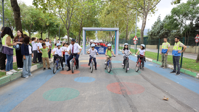 Bursa’da çocuklar bisikletle hem eğlendi hem öğrendi