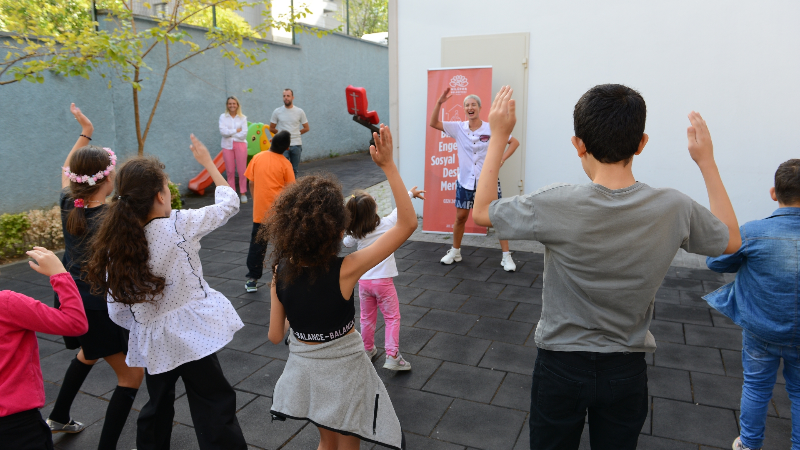 Nilüfer Belediyesi’nden engelli bireylere renkli zumba etkinliği