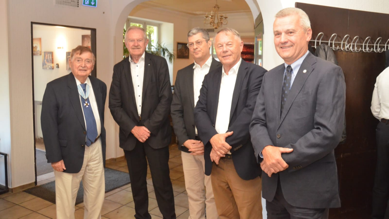 Türk basınının duayeni Orhan Tinegin’in 90. yaş günü kutlandı