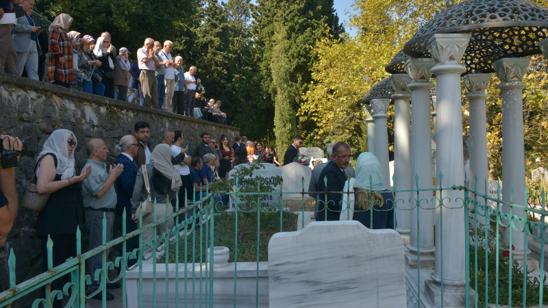 Türk Sanat Müziği’nin efsanesi Zeki Müren kabri başında anıldı