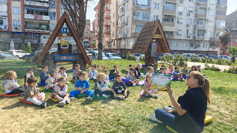 Gemlik sahiline rengârenk kitaplıklar kuruldu