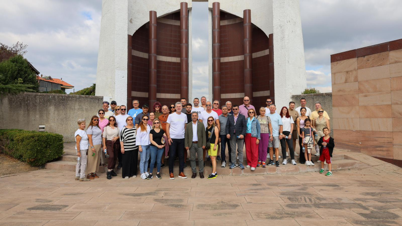Kardeş şehir Navodari heyeti Umurbey’de zeytin hasadına katıldı