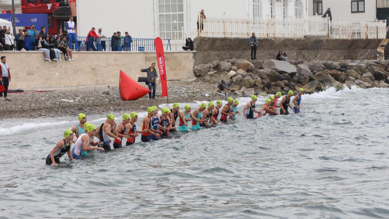 Mudanya, 329 triatletin kıyasıya mücadelesine sahne oldu