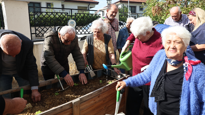 Nilüfer'de yaşlılar fidelerle buluştu