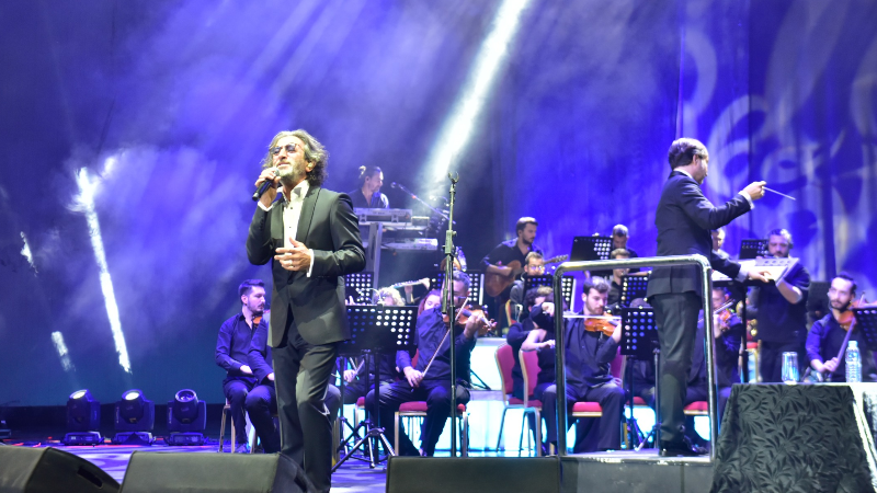 Orkestra eşliğinde büyülü gece: Fettah Can, Festivali zirveye taşıdı