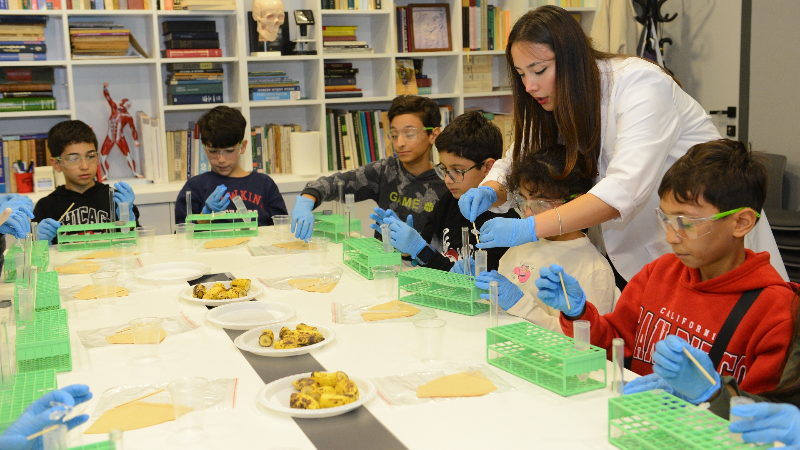 Nilüferli çocuklar muzdan DNA çıkardı