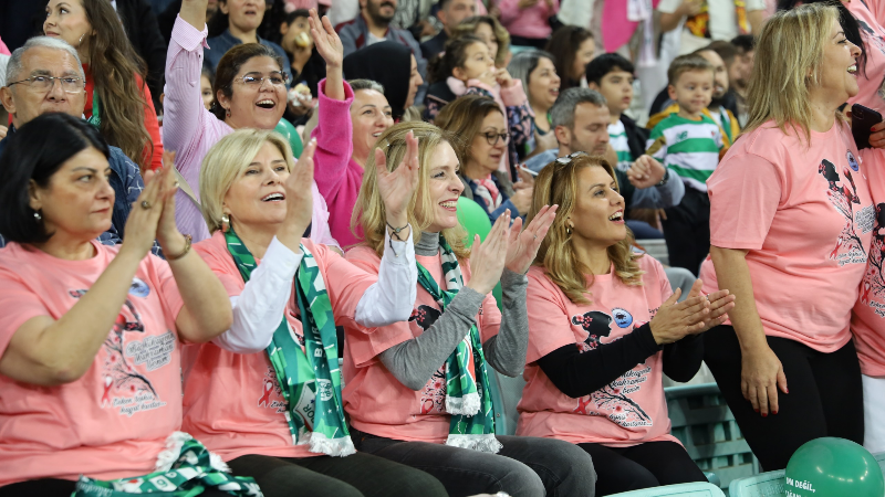 Seden Bozbey’den anlamlı destek: Bursaspor maçında pembe farkındalık