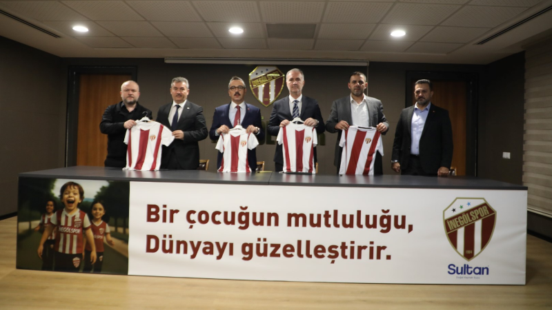 İnegölspor’dan 60 bin öğrenciye forma ve eşofman hediyesi