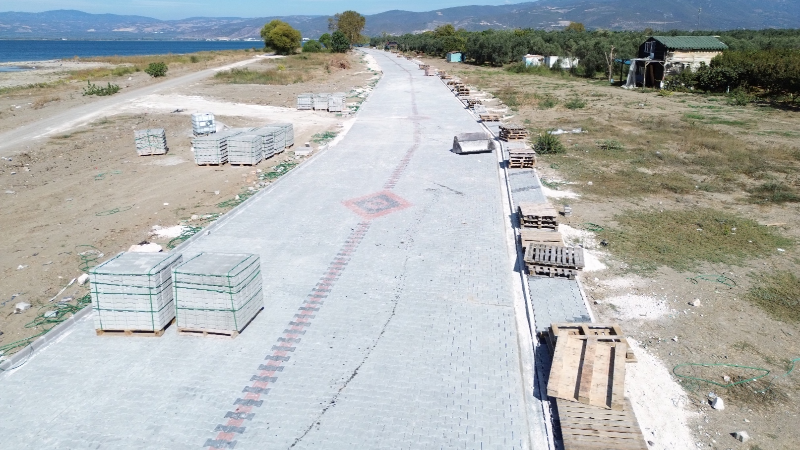 İznik’te merkezden kırsala kesintisiz parke taşı çalışması