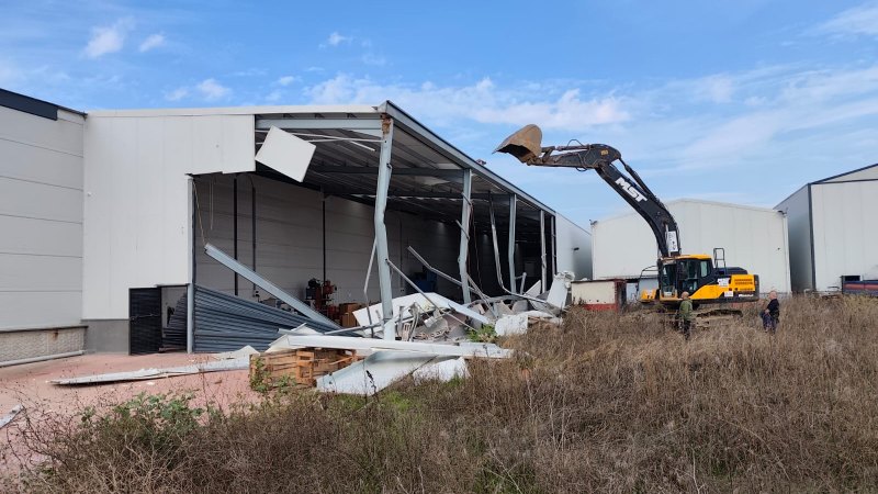 Nilüfer Belediyesi, Ürünlü’de iki kaçak fabrikayı yıktı