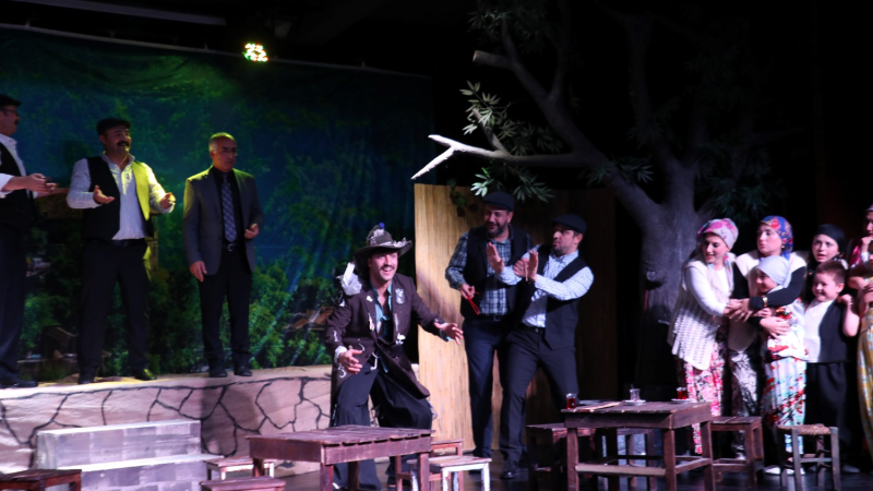 İnegöl’de tiyatro yeni sezona kapalı gişe başladı