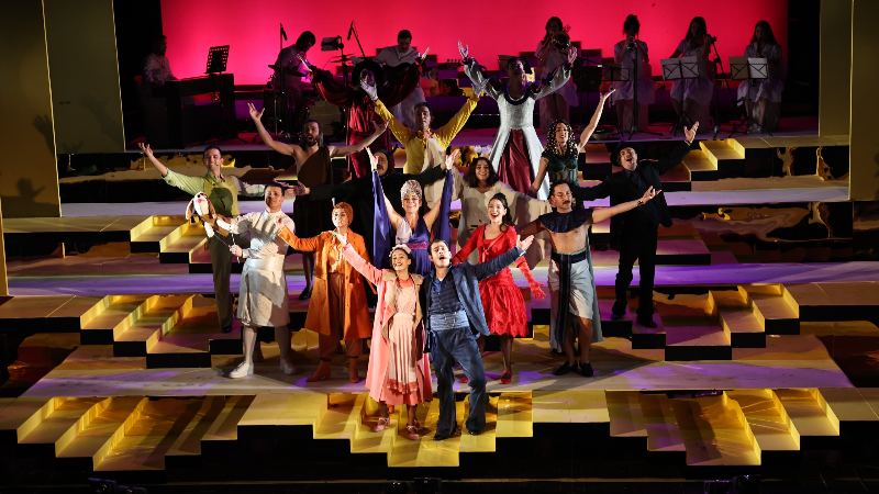 Nilüfer’de yeni tiyatro sezonu “Lüküs Hayat” ile başladı