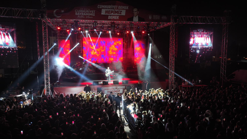 Bursa’da Cumhuriyet coşkusu konserlerle yükseldi