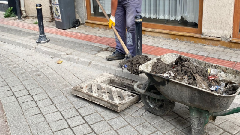 İnegöl'de rögar kapakları temizleniyor