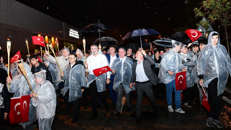 Kestel'de Cumhuriyet coşkusu: Fener alayı, müzik ziyafeti ve gökyüzünü aydınlatan havai fişekler