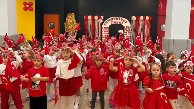 Minikler Nilüfer’de Cumhuriyet coşkusunu kırmızı-beyazla yaşadı