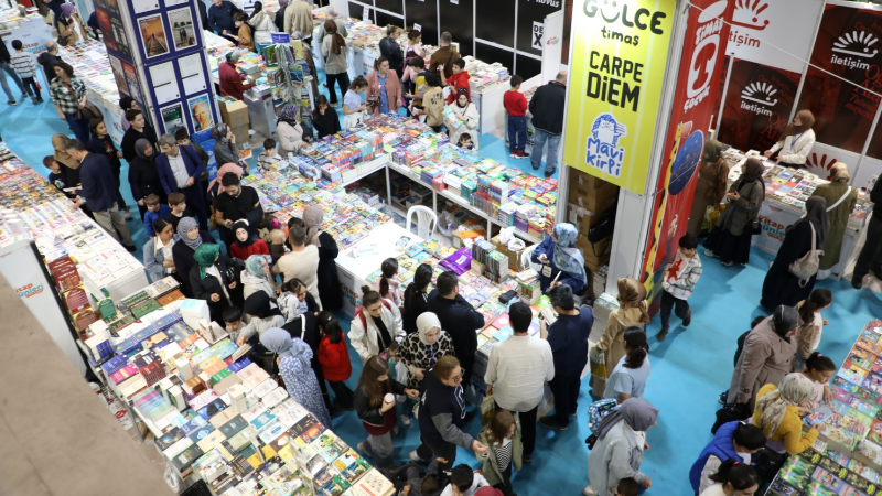 İnegöl Kitap Günleri’nde yazar rüzgârı esti