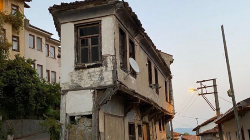Mudanya Tirilye'deki "Tabut Ev" kendiliğinden yıkıldı