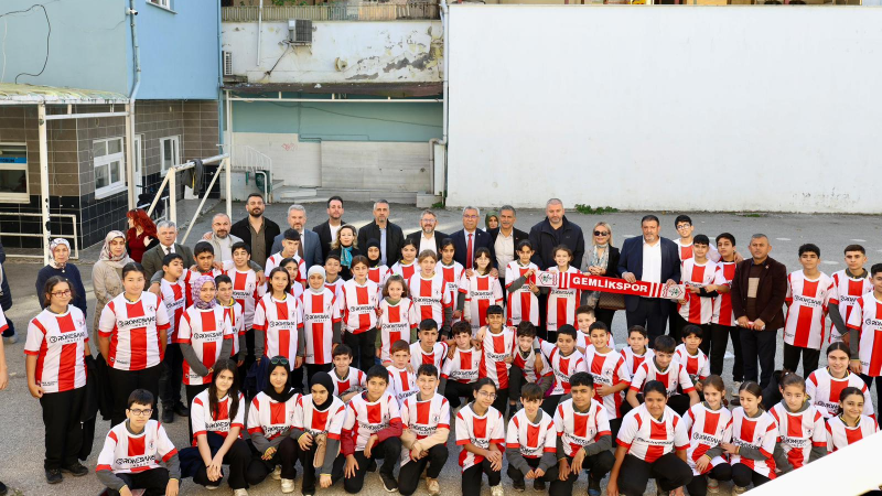 Gemlikspor formaları öğrencilerle buluştu