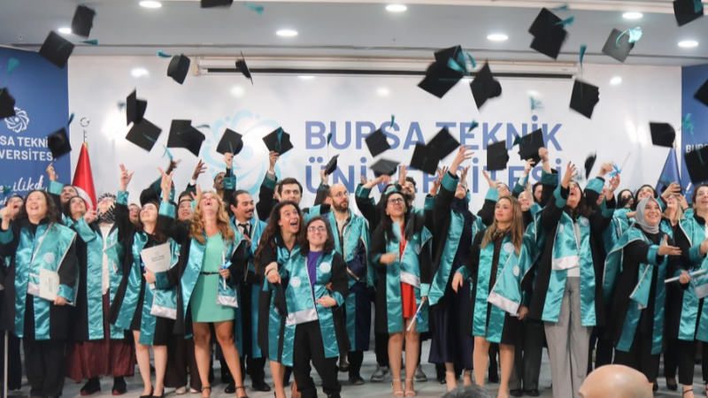 BTÜ’de 449 lisansüstü öğrenci mezuniyet sevinci yaşadı