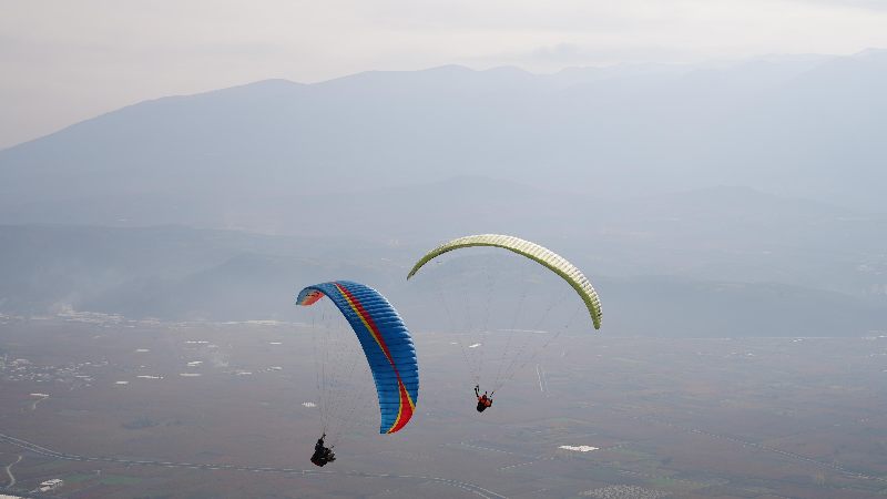 Gürsu’da öğrenciler ve yamaç paraşütçüler ormanı yeniden yeşertti