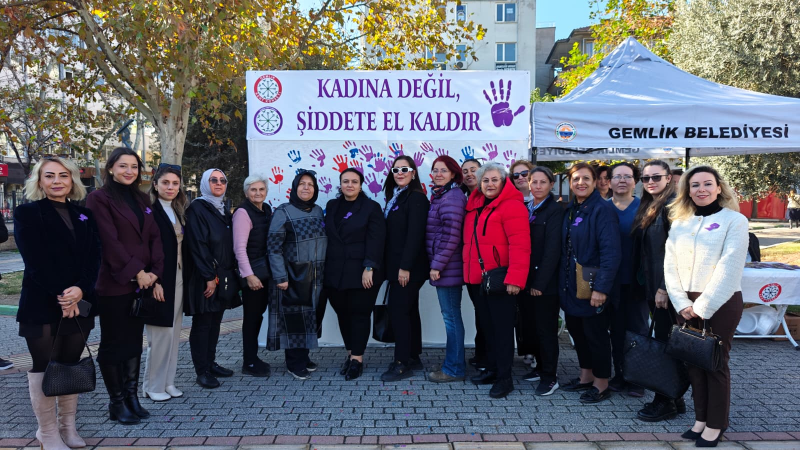 Gemlik Meydanı’nda şiddete karşı "Farkındalık Duvarı" örüldü