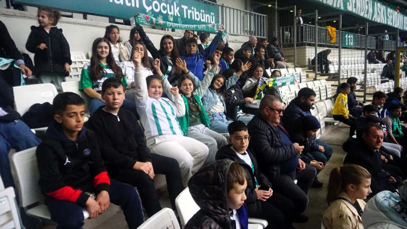 Osmangazi Belediyesi 100 çocuğu ilk kez stadyumla buluşturdu