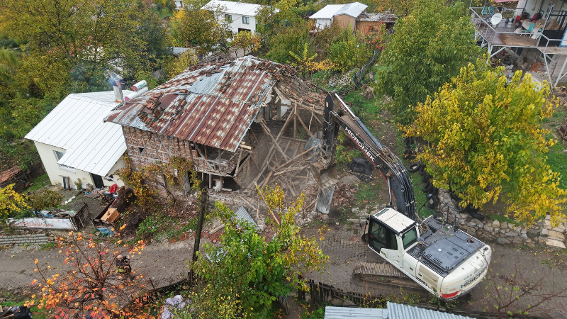 Gemlik’te iki yılda 37 metruk bina yıkıldı