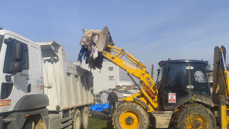 Nilüfer Belediyesi Yaylacık’ta kaçak çadır ve barakaları kaldırdı