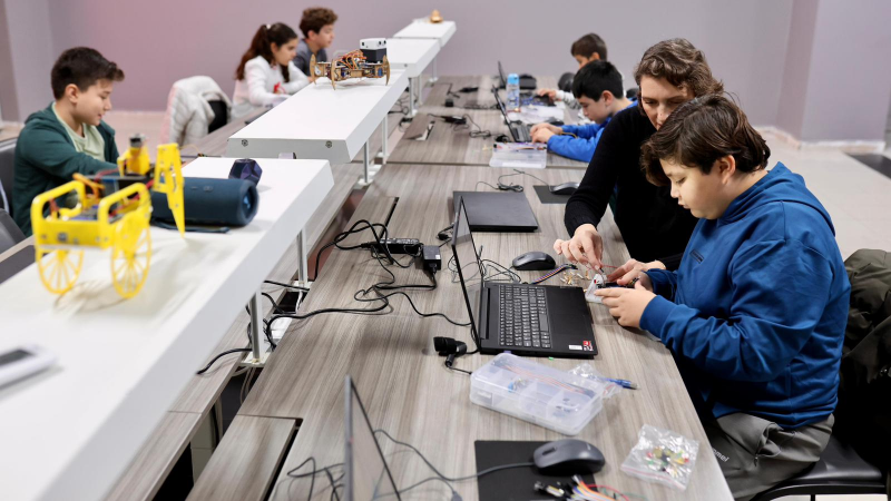 Gemlik’te çocuklara ücretsiz robotik kodlama eğitimi