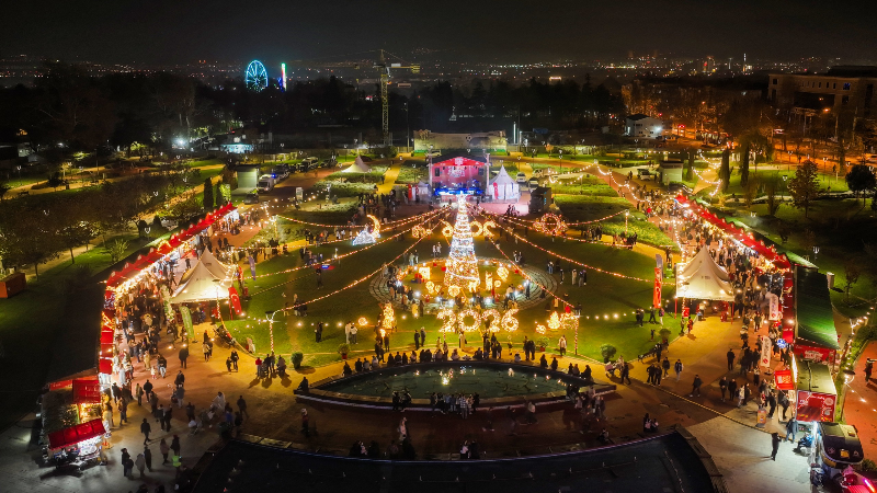 Bursa Yeni Yıl Meydanı 2026 coşkusuyla kapılarını açtı