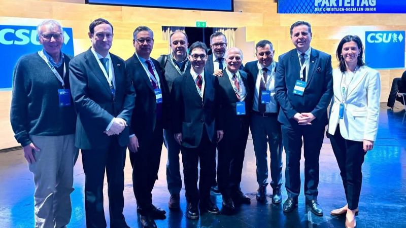 Münih Başkonsolosu Süalp Erdoğan ve CSU’lu genç siyasetçi Serdar Duran, CSU Parti Kongresi’nde