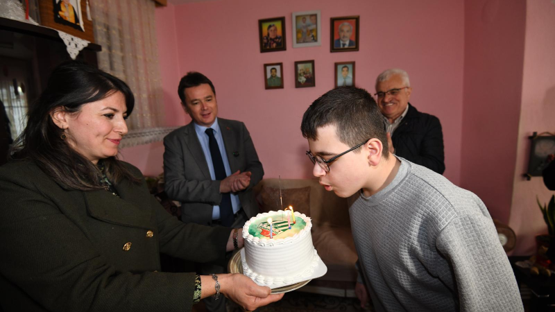 Başkan Aydın’dan Yunus Emre’ye doğum günü sürprizi