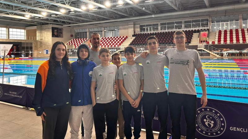 Osmangazi Belediyesporlu yüzücüler Balıkesir’de SEM barajını geçti