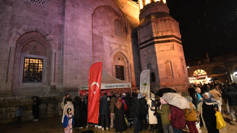 Erkan Aydın’dan Ulucami’de Regaip Kandili ikramı