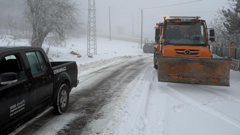 Osmangazi’de 7 mahallede kar küreme ve tuzlama çalışması