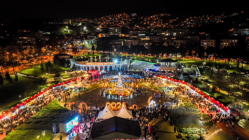 Bursa Yeni Yıl Meydanı’nda 2026 coşkusu başladı