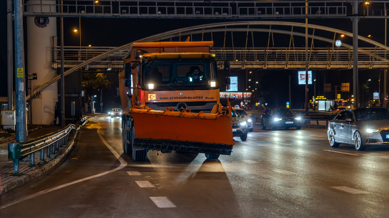 Bursa’da karla mücadele aralıksız sürüyor