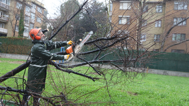Bursa’da şiddetli rüzgâra Büyükşehir’den hızlı müdahale