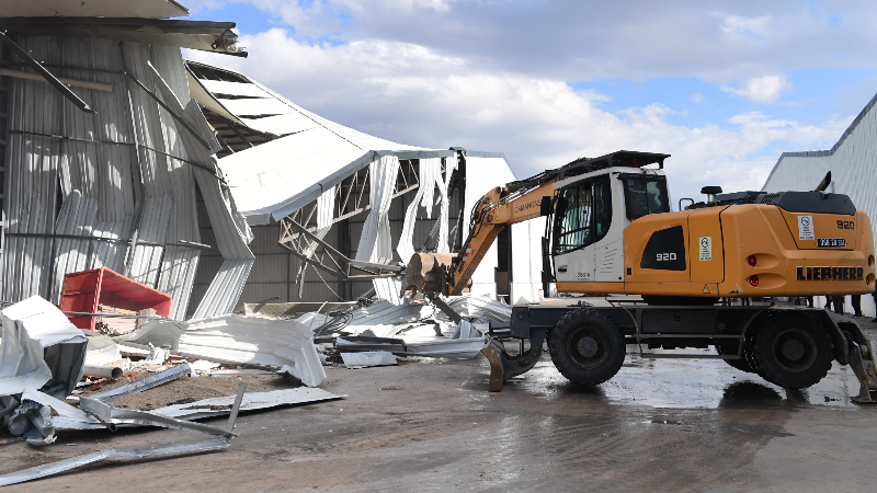 Osmangazi’de tarım arazisine yapılan kaçak depolar yıkıldı