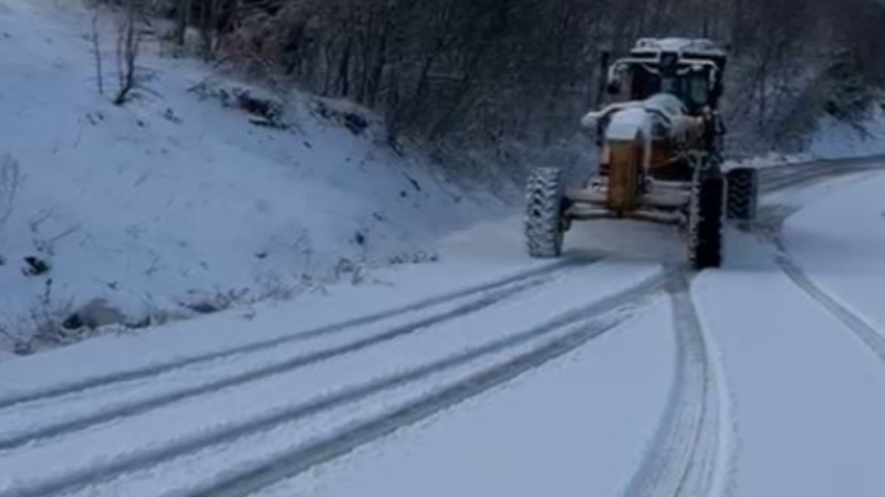 Yüksek kesimlerde kar alarmı: 16 mahalle yolu ulaşıma açıldı