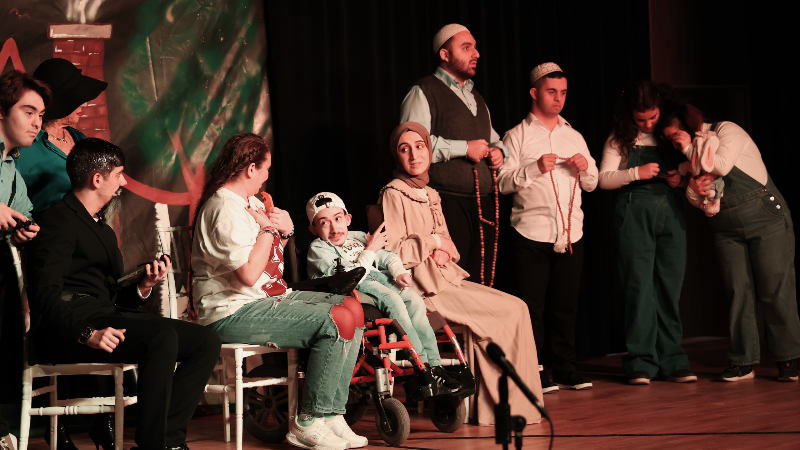 Engelli bireylerden sahnede alkış alan performans